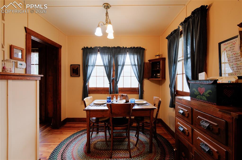 Image 9 of 33: Cozy dining area