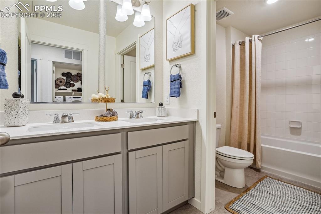 Image 14 of 22: Bathroom