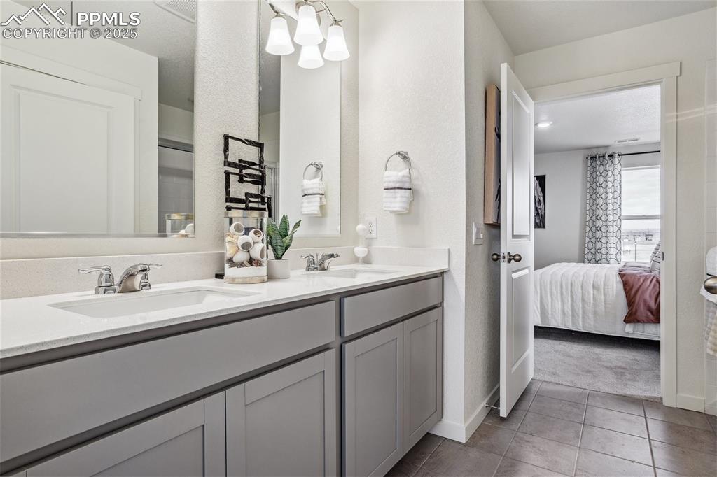 Image 18 of 22: Bathroom