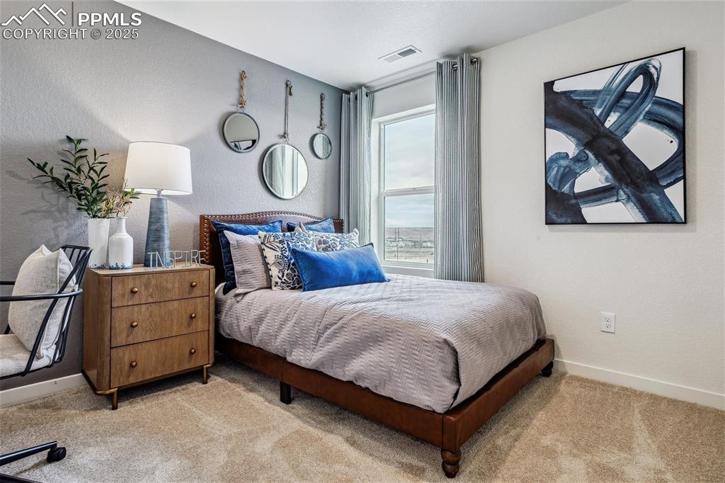 Image 20 of 22: Bedroom