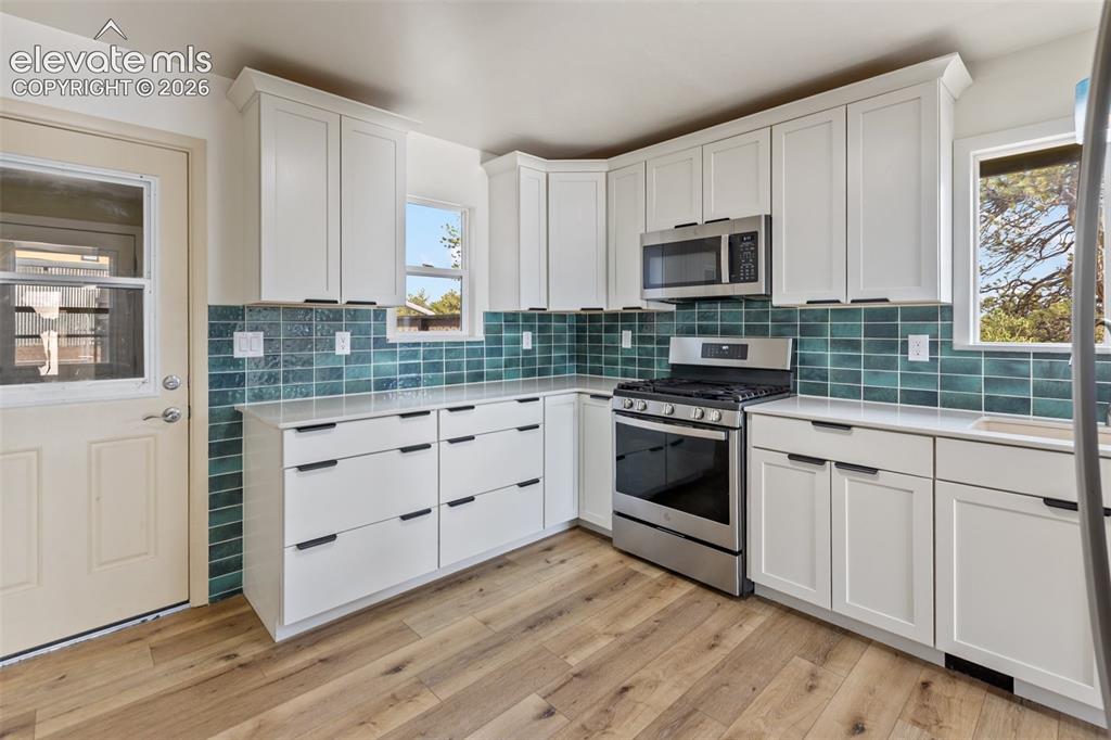 Image 10 of 50: Kitchen