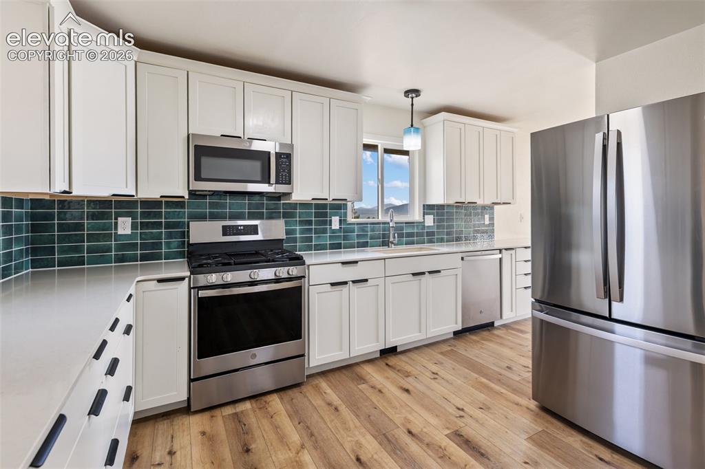 Image 11 of 50: Kitchen