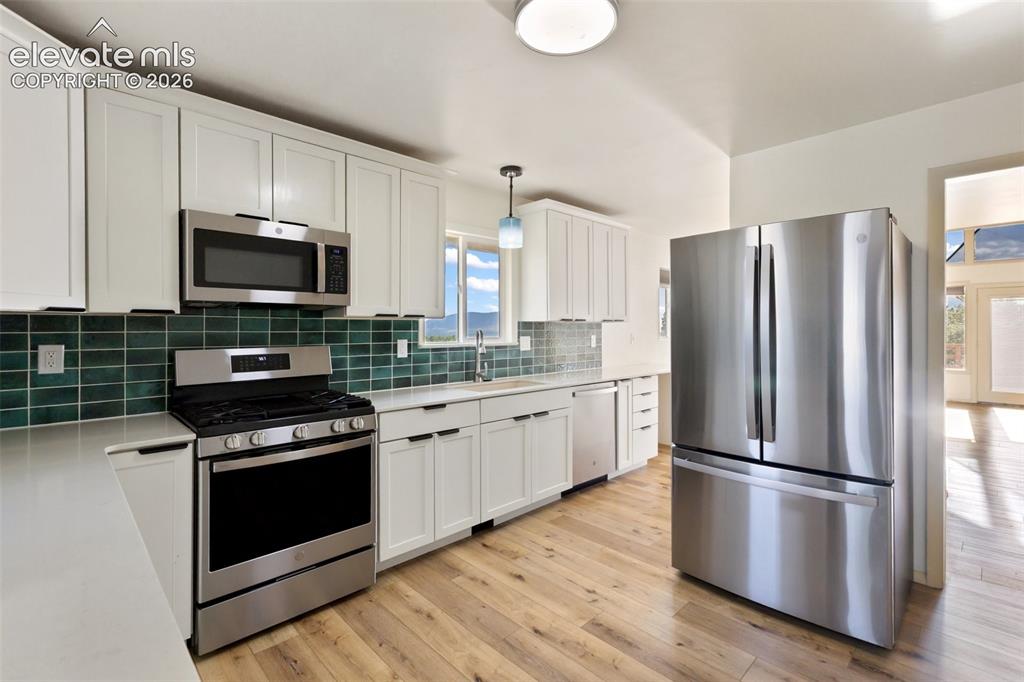 Image 12 of 50: Kitchen