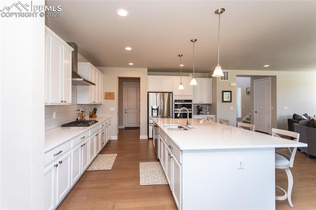 Image 10 of 50: Kitchen