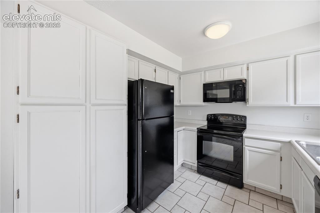 Image 13 of 36: Kitchen