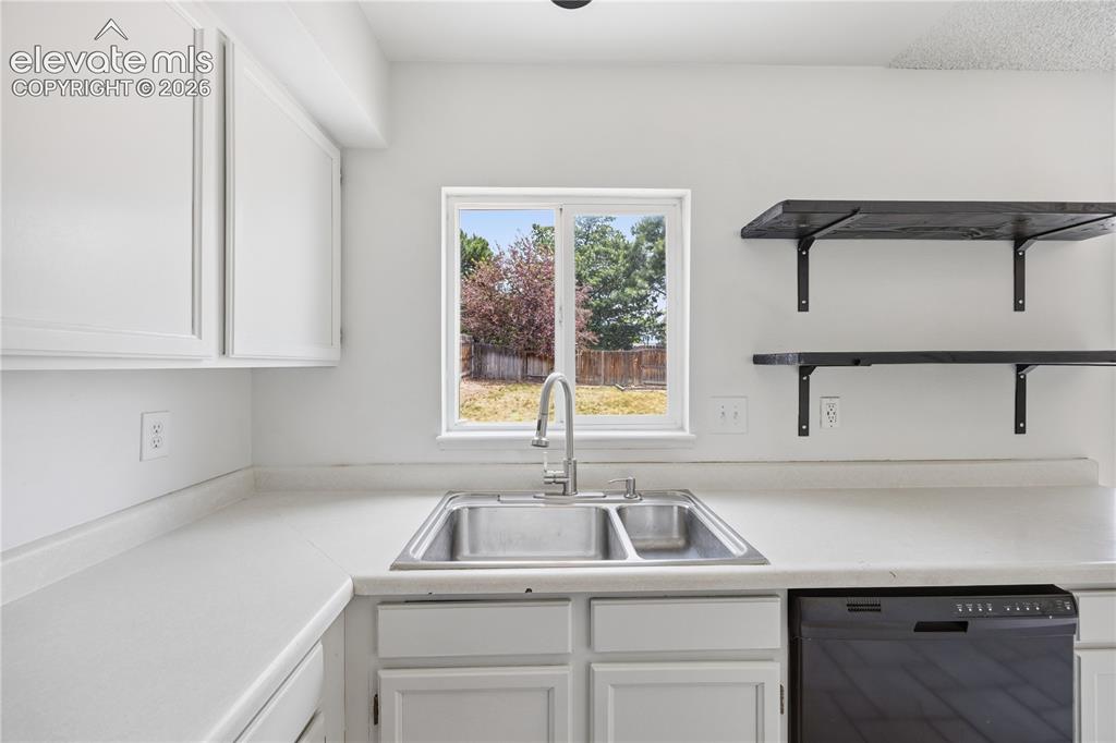 Image 15 of 36: Kitchen