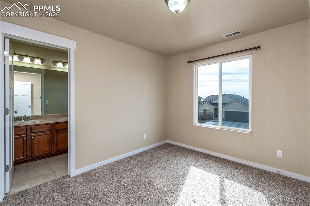 Image 14 of 30: Bedroom