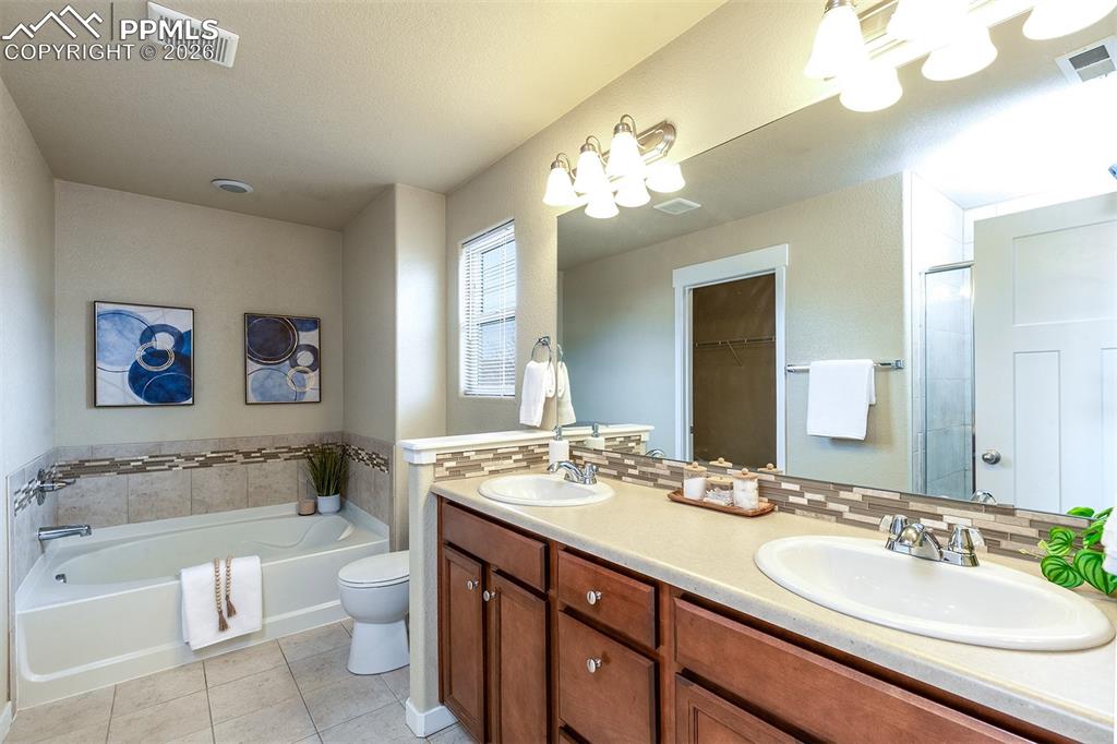 Image 15 of 30: Bathroom