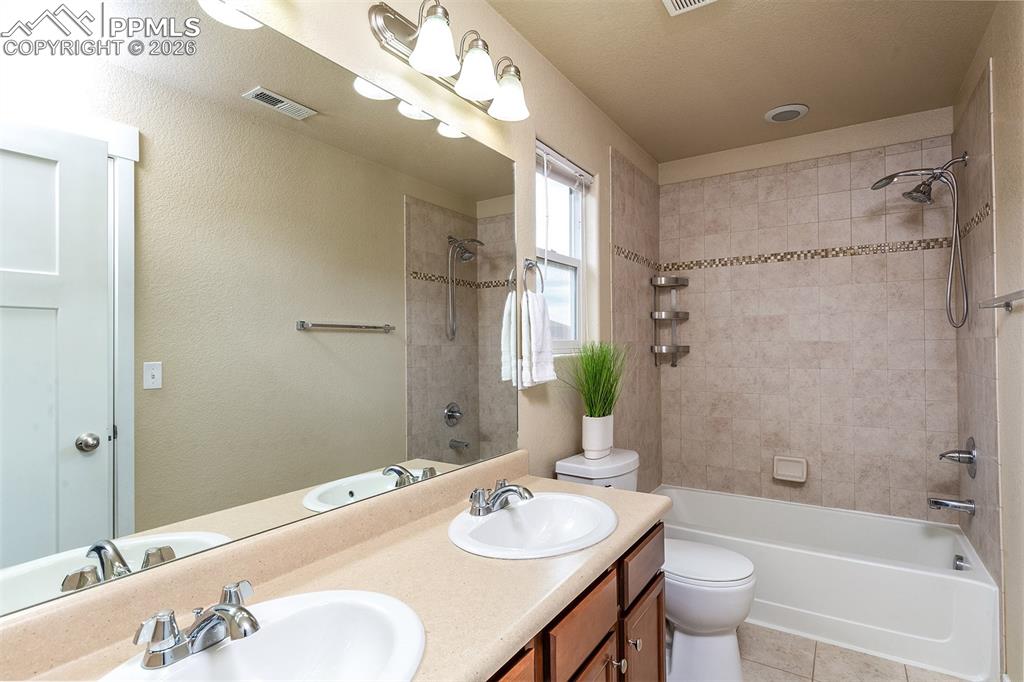 Image 17 of 30: Bathroom