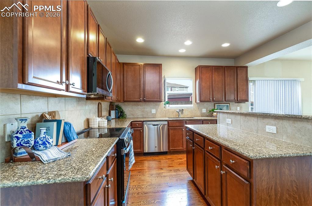 Image 8 of 30: Kitchen