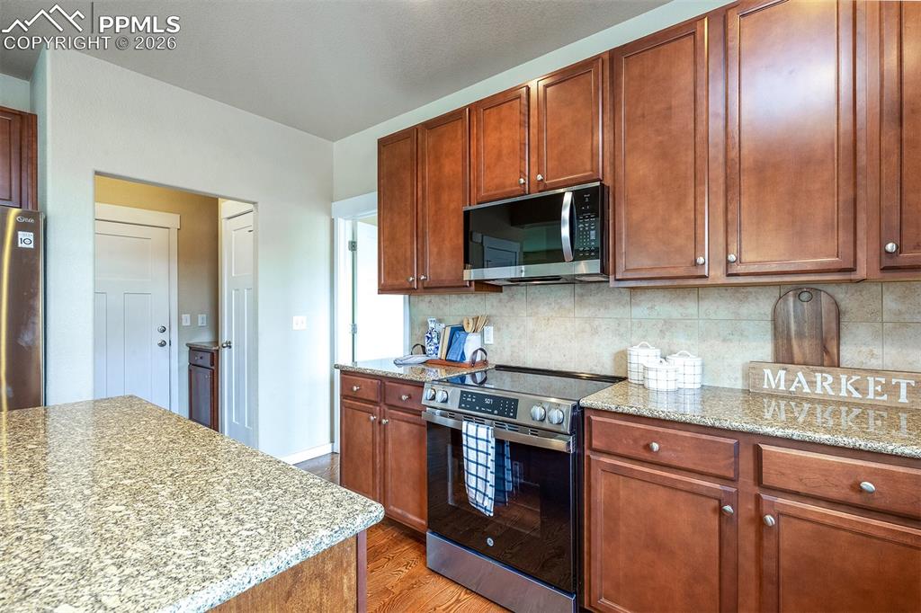 Image 9 of 30: Kitchen