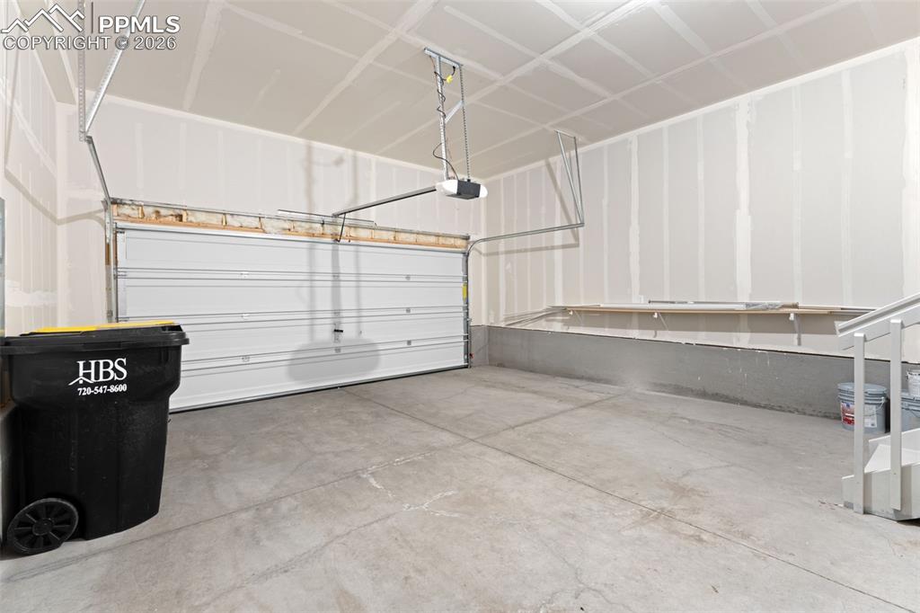 Image 23 of 31: Garage