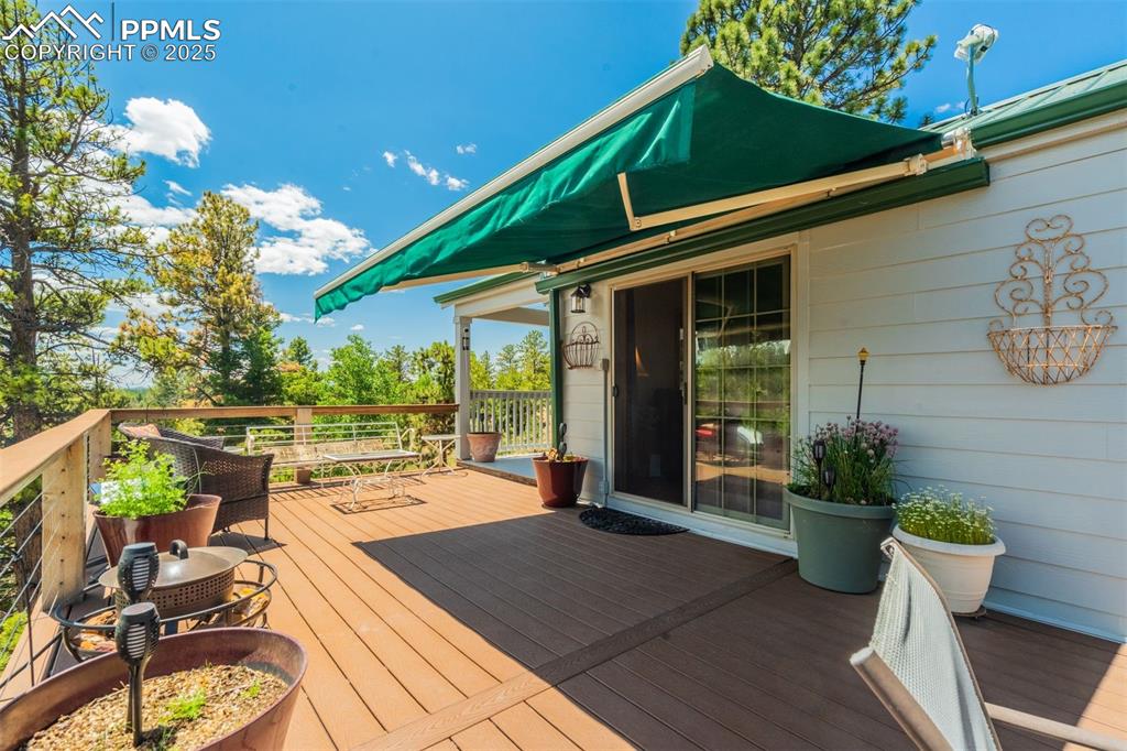 Image 19 of 36: Deck