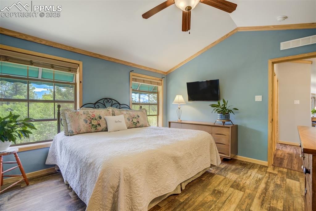Image 23 of 36: King sized bed and frame will be happily left!