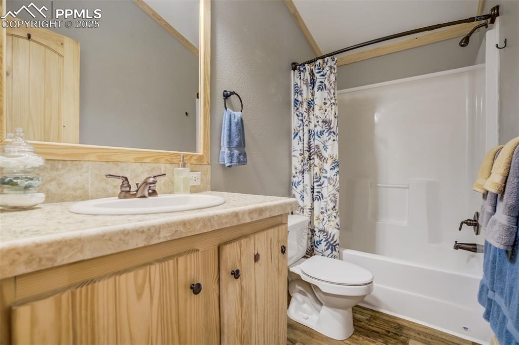 Image 29 of 36: Bathroom