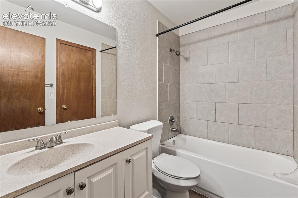 Image 15 of 28: Bathroom