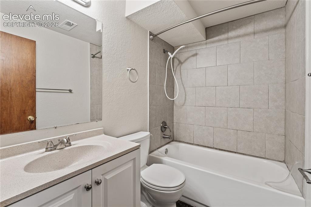 Image 22 of 28: Bathroom
