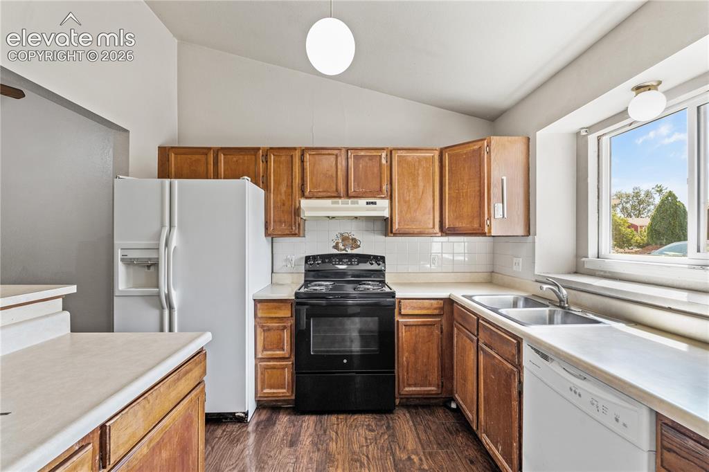 Image 6 of 28: Kitchen