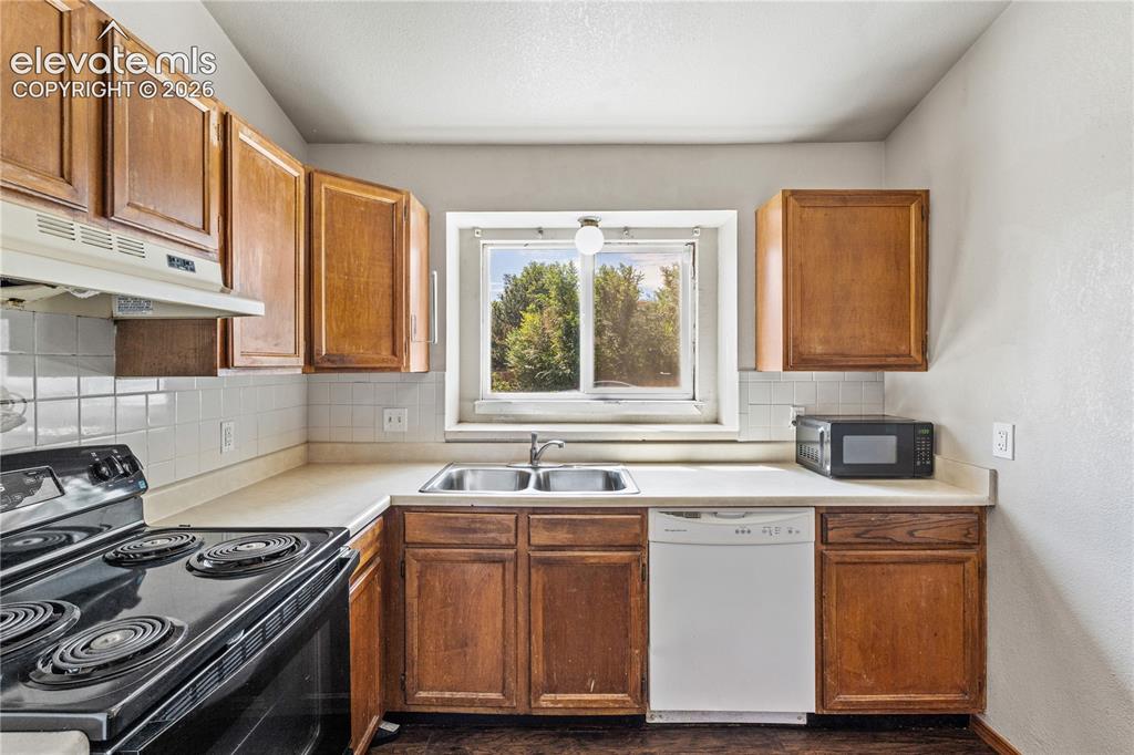 Image 7 of 28: Kitchen