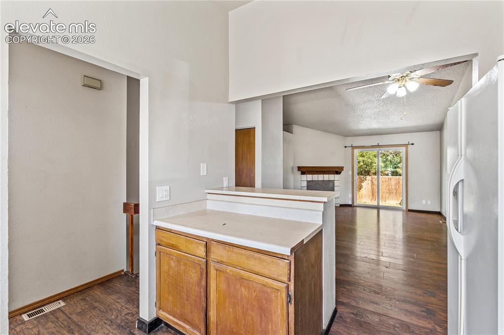 Image 8 of 28: Kitchen