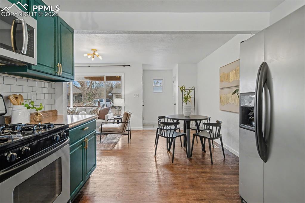 Image 12 of 25: Kitchen