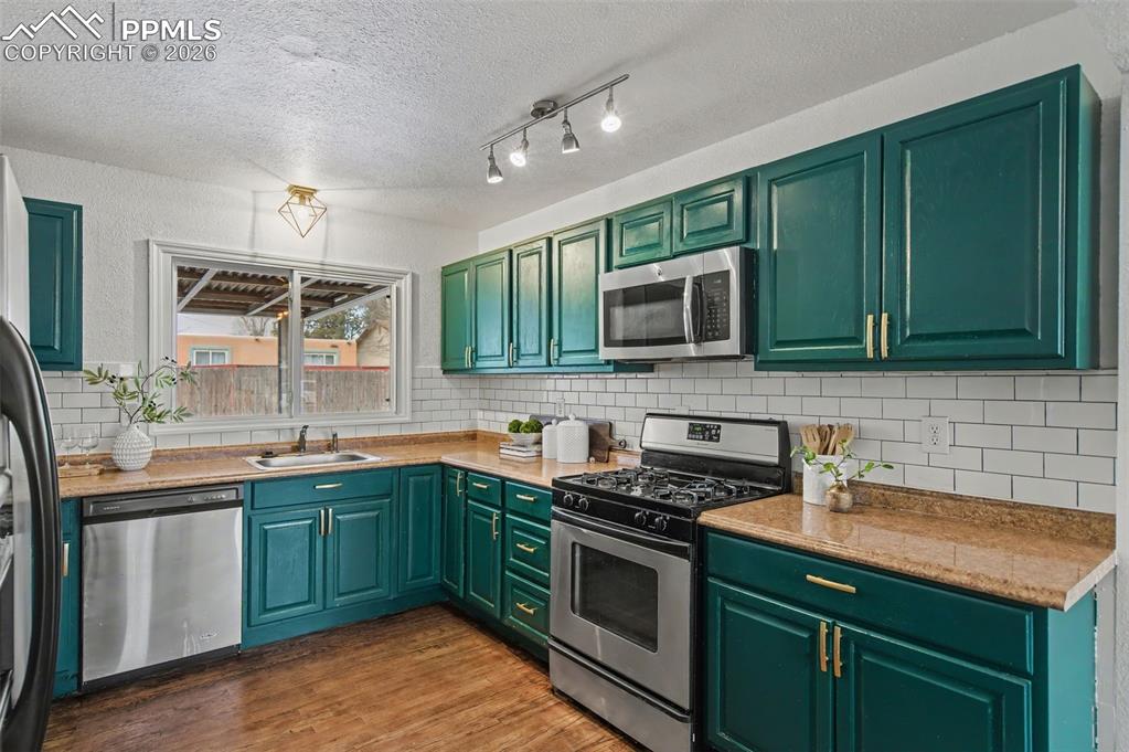 Image 13 of 25: Kitchen