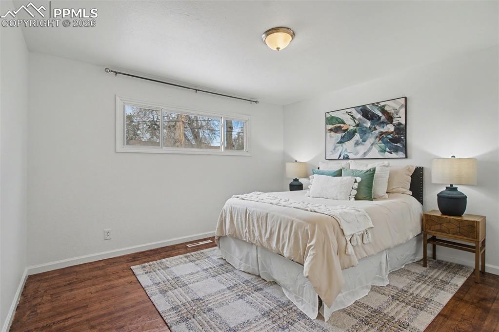 Image 14 of 25: Bedroom