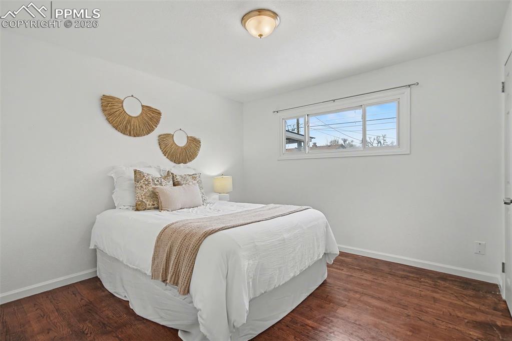 Image 16 of 25: Bedroom