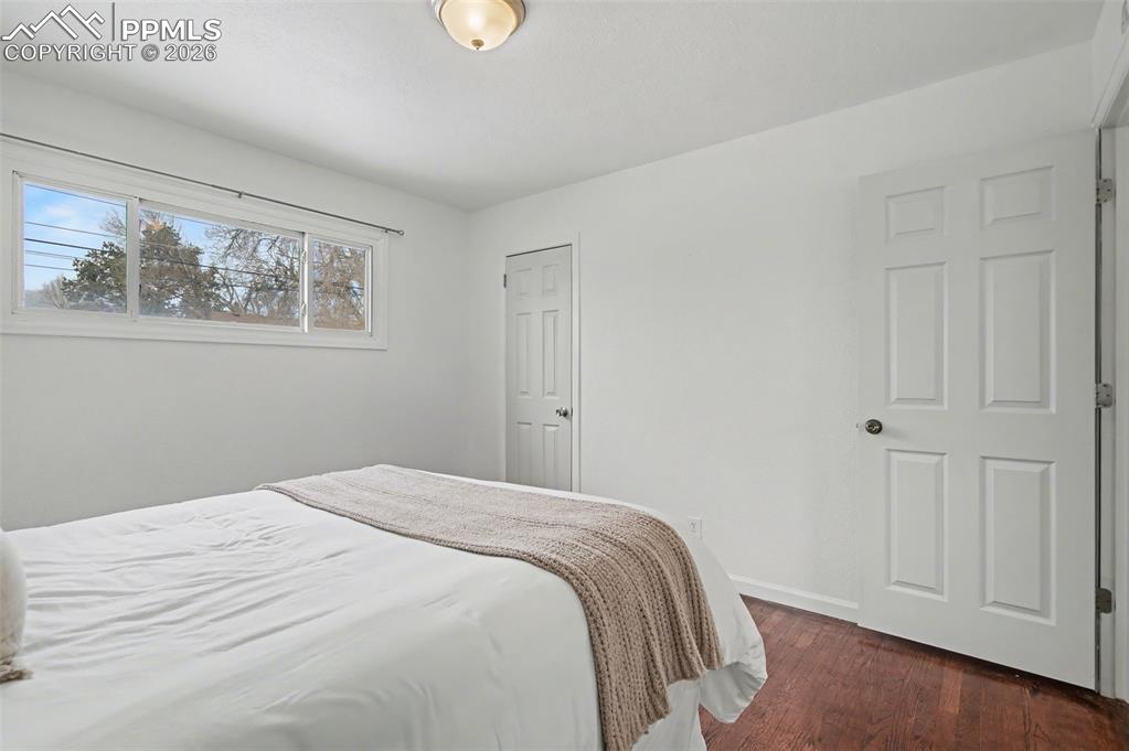 Image 17 of 25: Bedroom