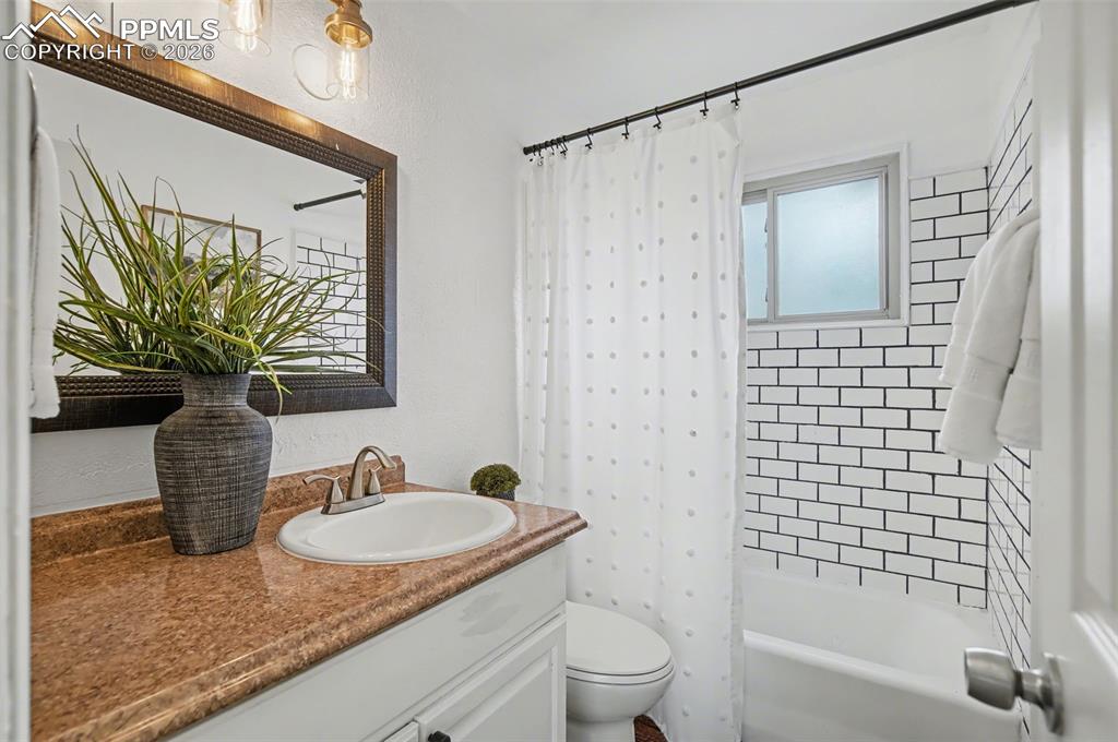 Image 18 of 25: Bathroom