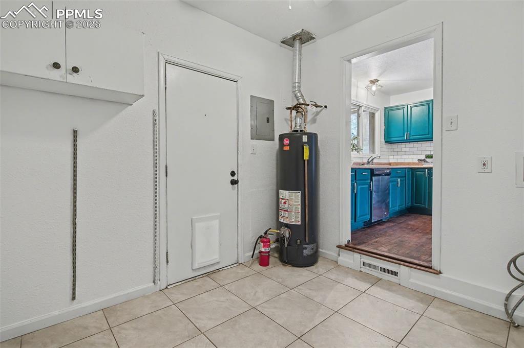 Image 22 of 25: Laundry