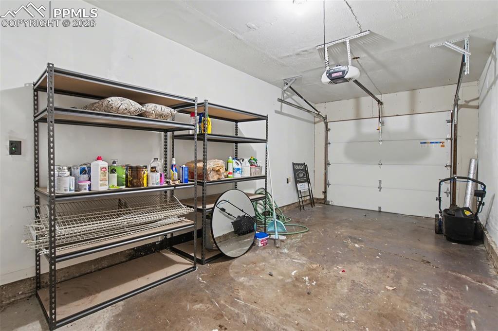 Image 23 of 25: Garage