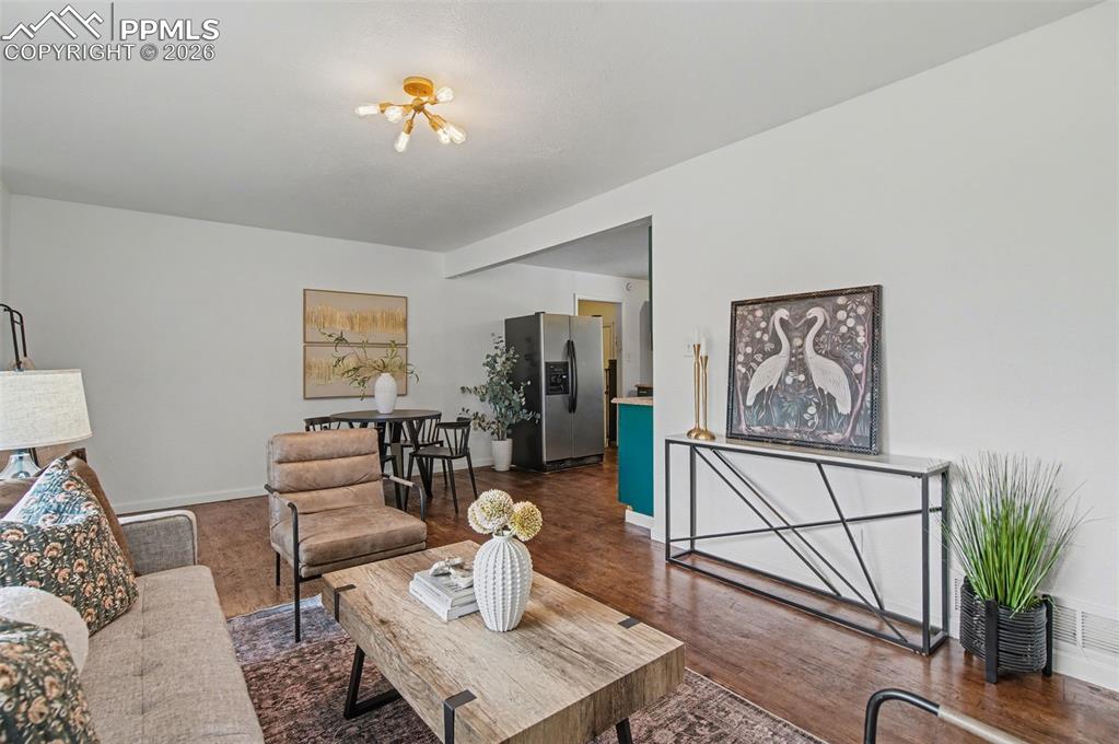 Image 7 of 25: Living Room