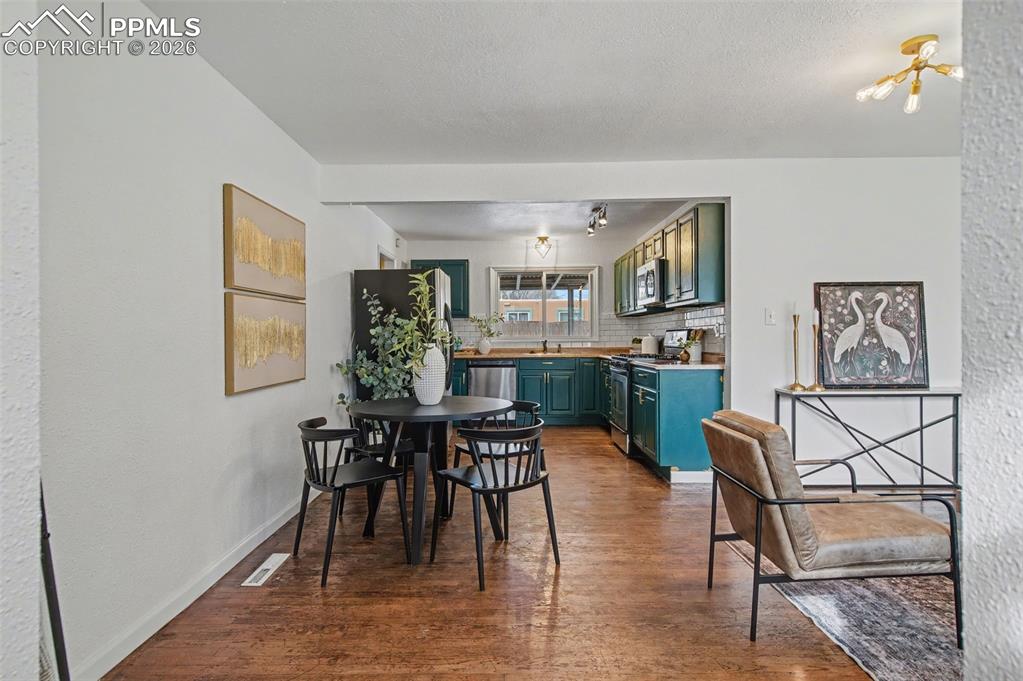 Image 9 of 25: Dining Area