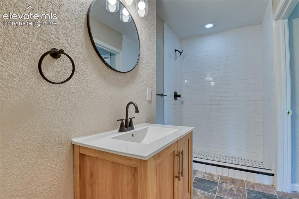 Image 34 of 49: Bathroom