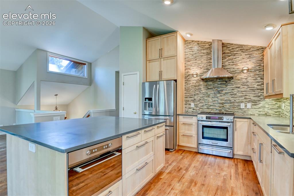 Image 35 of 49: Kitchen