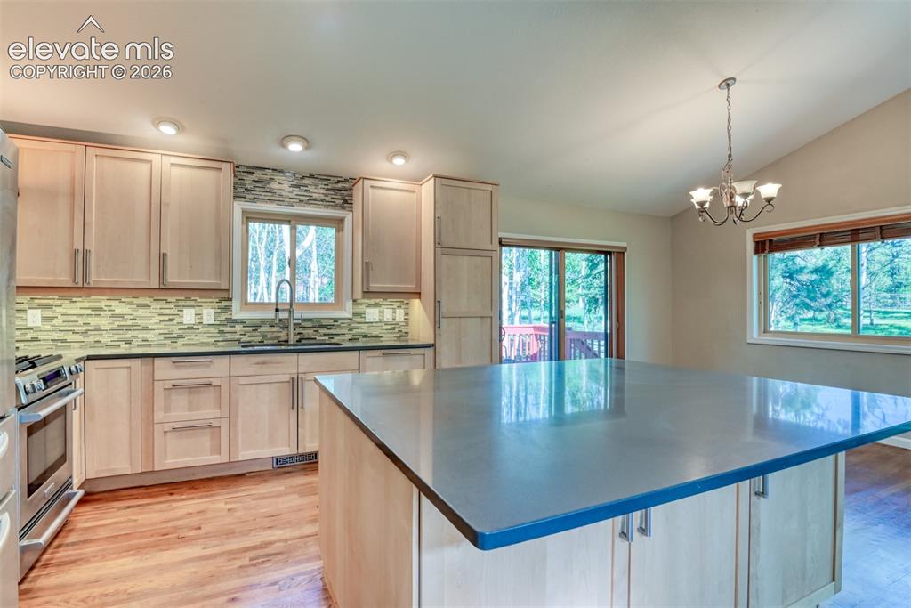 Image 36 of 49: Kitchen
