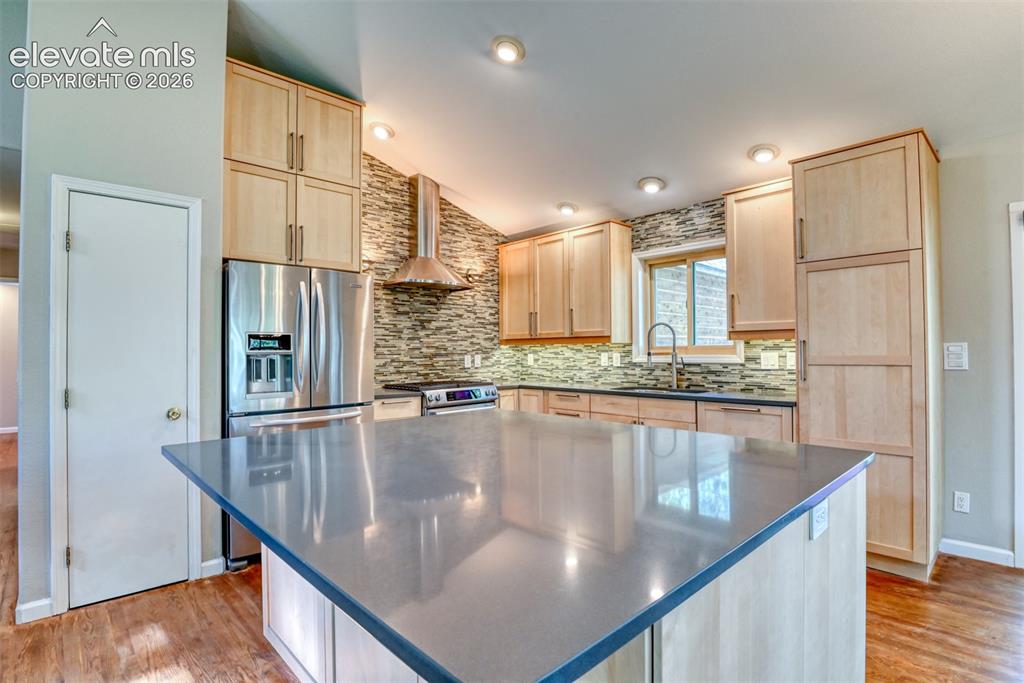 Image 4 of 49: Kitchen