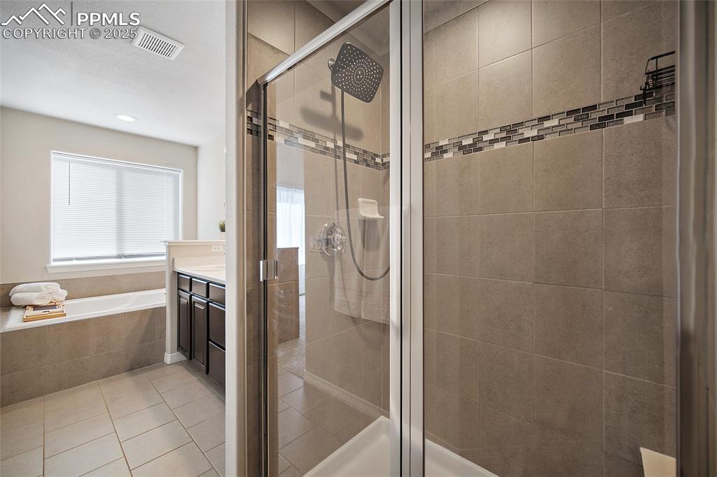 Image 16 of 35: Bathroom