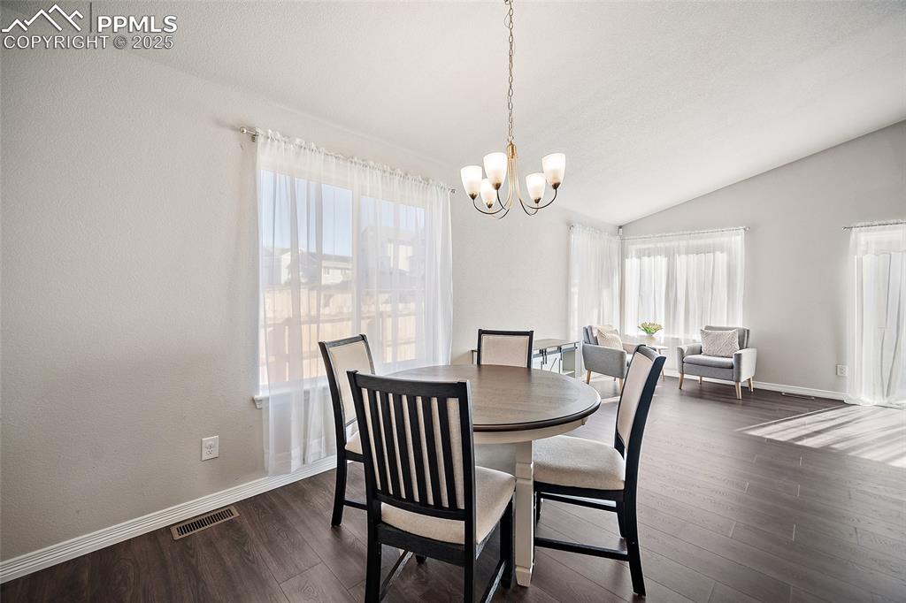 Image 7 of 35: Dining Area