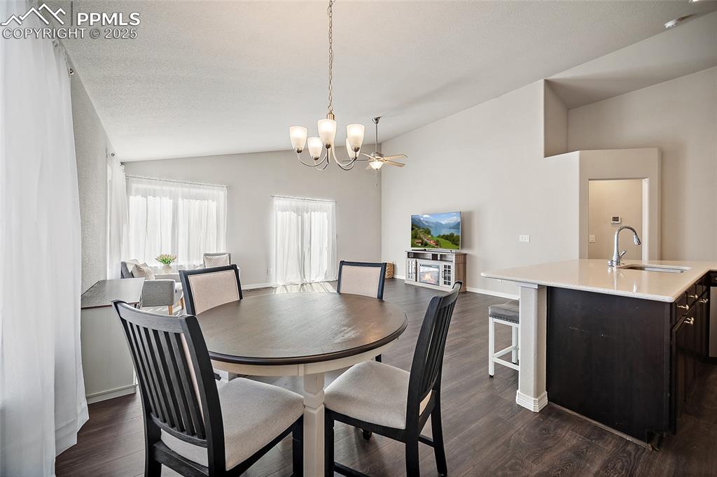 Image 8 of 35: Dining Area