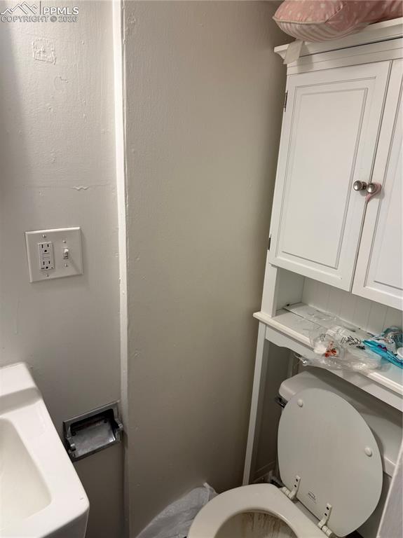 Image 13 of 20: Bathroom