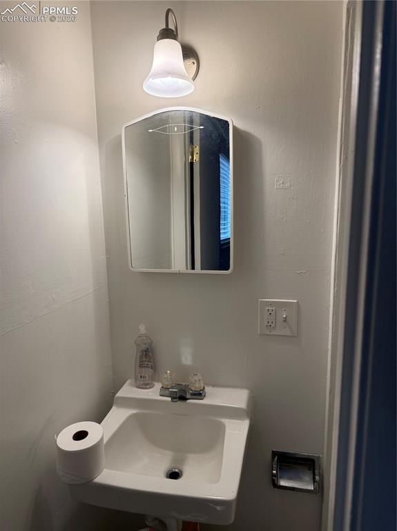 Image 14 of 20: Bathroom