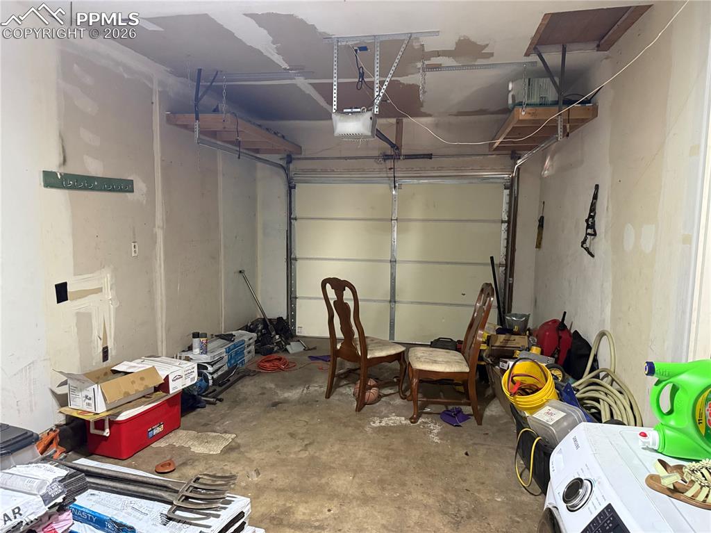Image 16 of 20: Garage