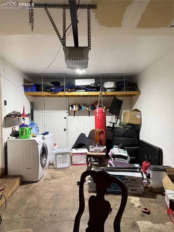 Image 18 of 20: Garage