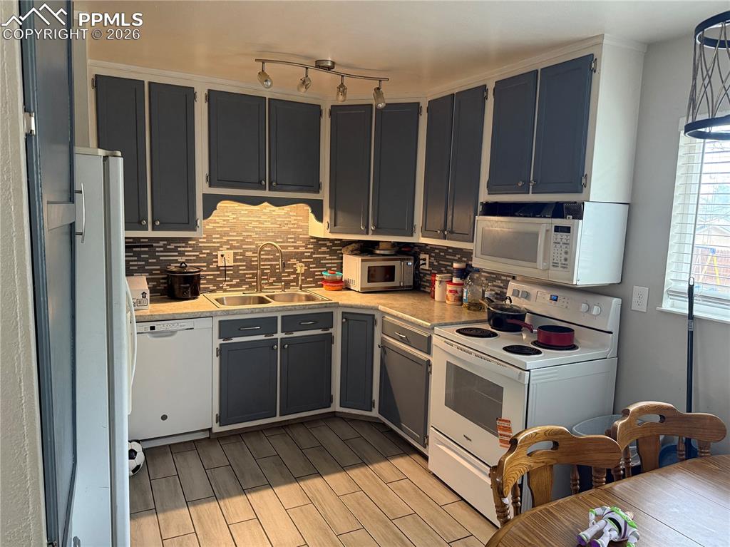 Image 2 of 20: Kitchen