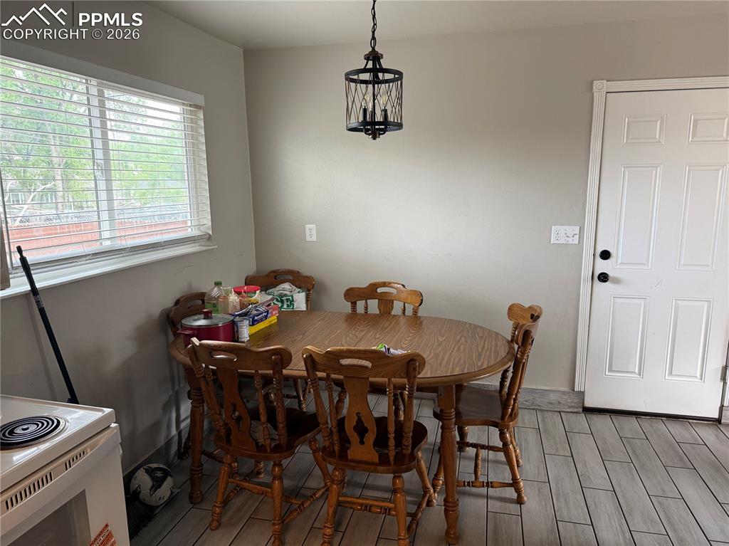 Image 3 of 20: Dining Area