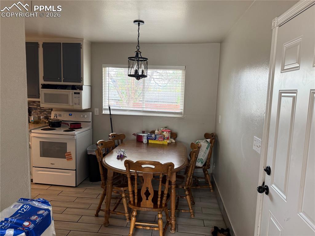 Image 4 of 20: Dining Area