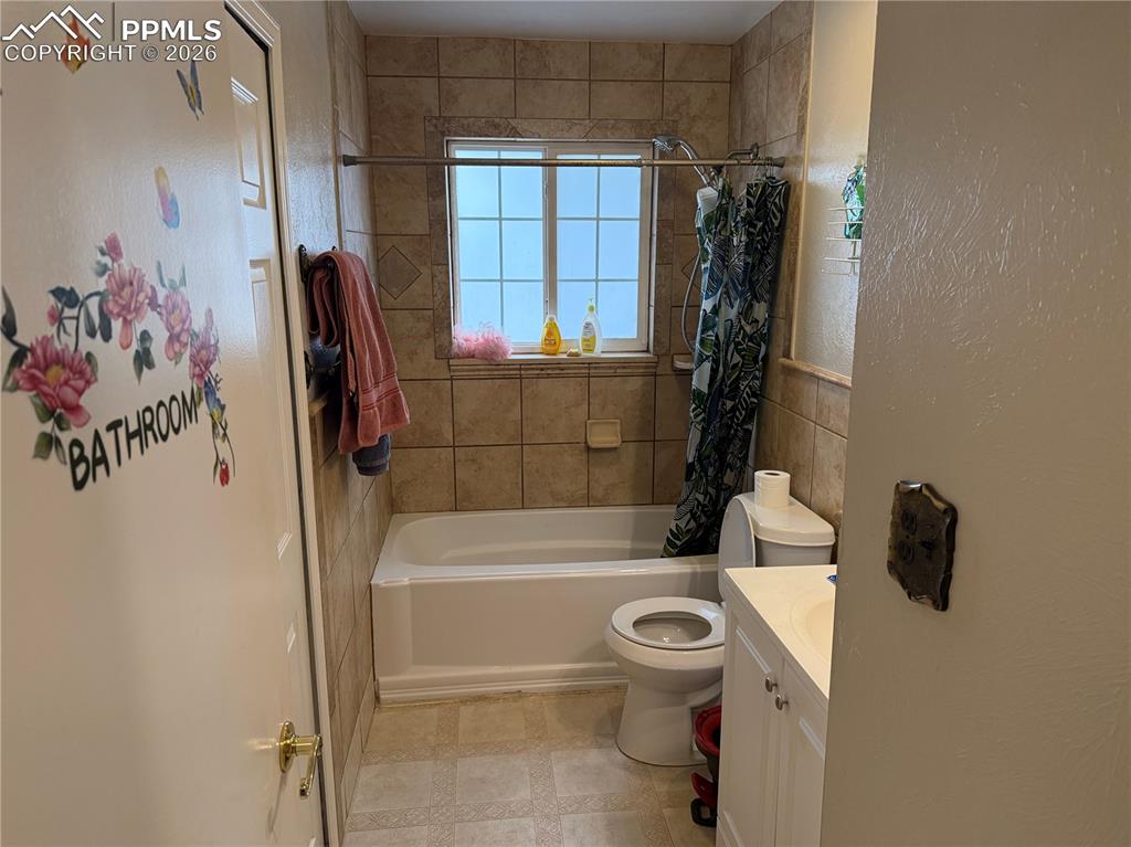 Image 8 of 20: Bathroom