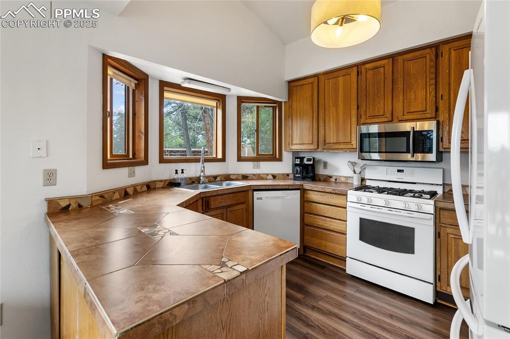 Image 16 of 50: Kitchen